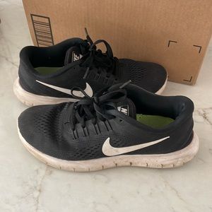 USED NIKE GYM SHOES. SIZE: 6.5